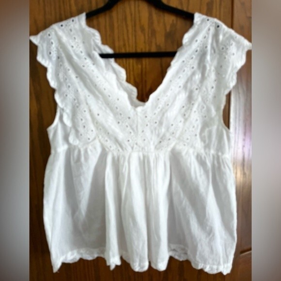 Lucky Brand white cotton deep scalloped V-neck and embroidered blouse, NWOT, Med - Picture 1 of 8